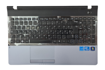 Samsung NP-300 NP300E5A, NP300E5Z használt magyar billentyűzet, felső fedéllel és sötétszürke touchpaddel (BA75-03845Q)